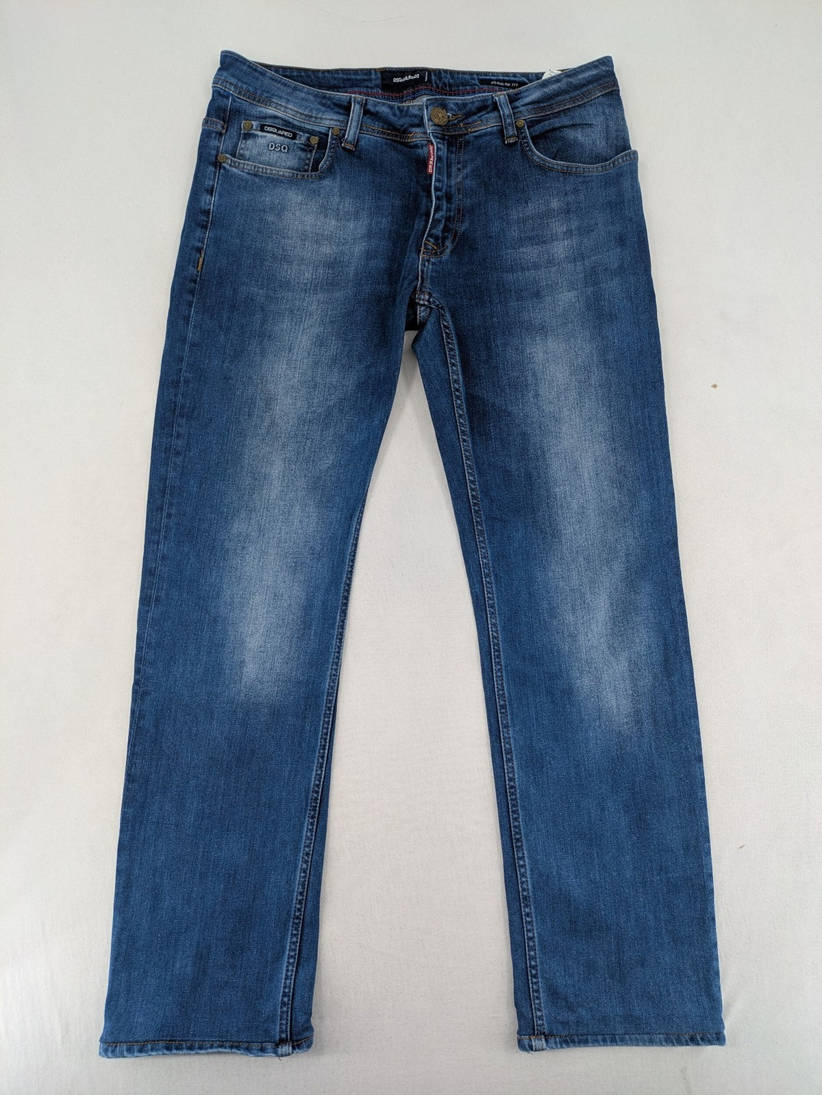 Dsquared2 blue straight jeans with five-pocket design and button fly, made in Italy.