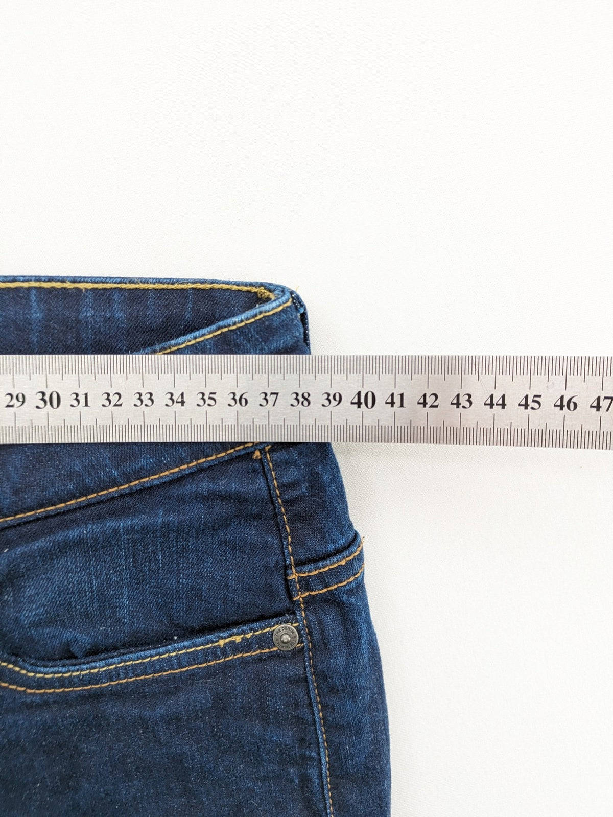 The Straight blue straight leg jeans with contrast stitching and 5-pocket design.