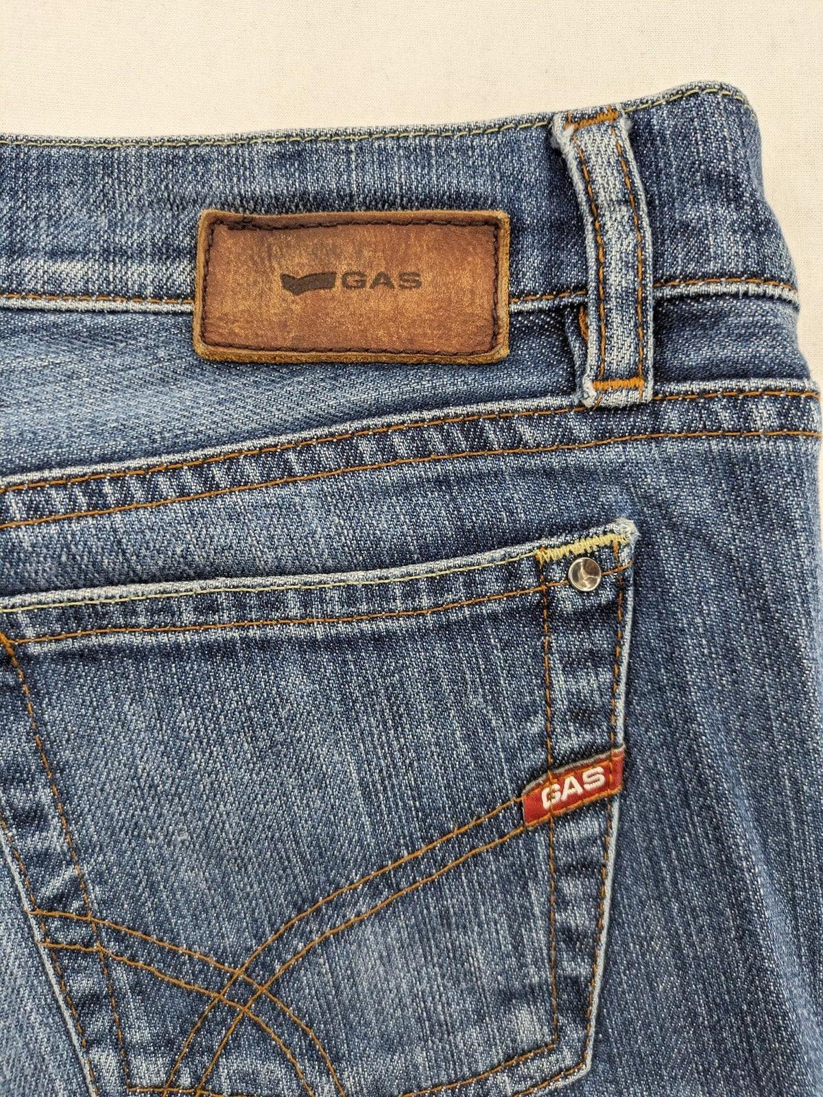 GAS straight jeans blue with open frayed hem and classic 5-pocket style.