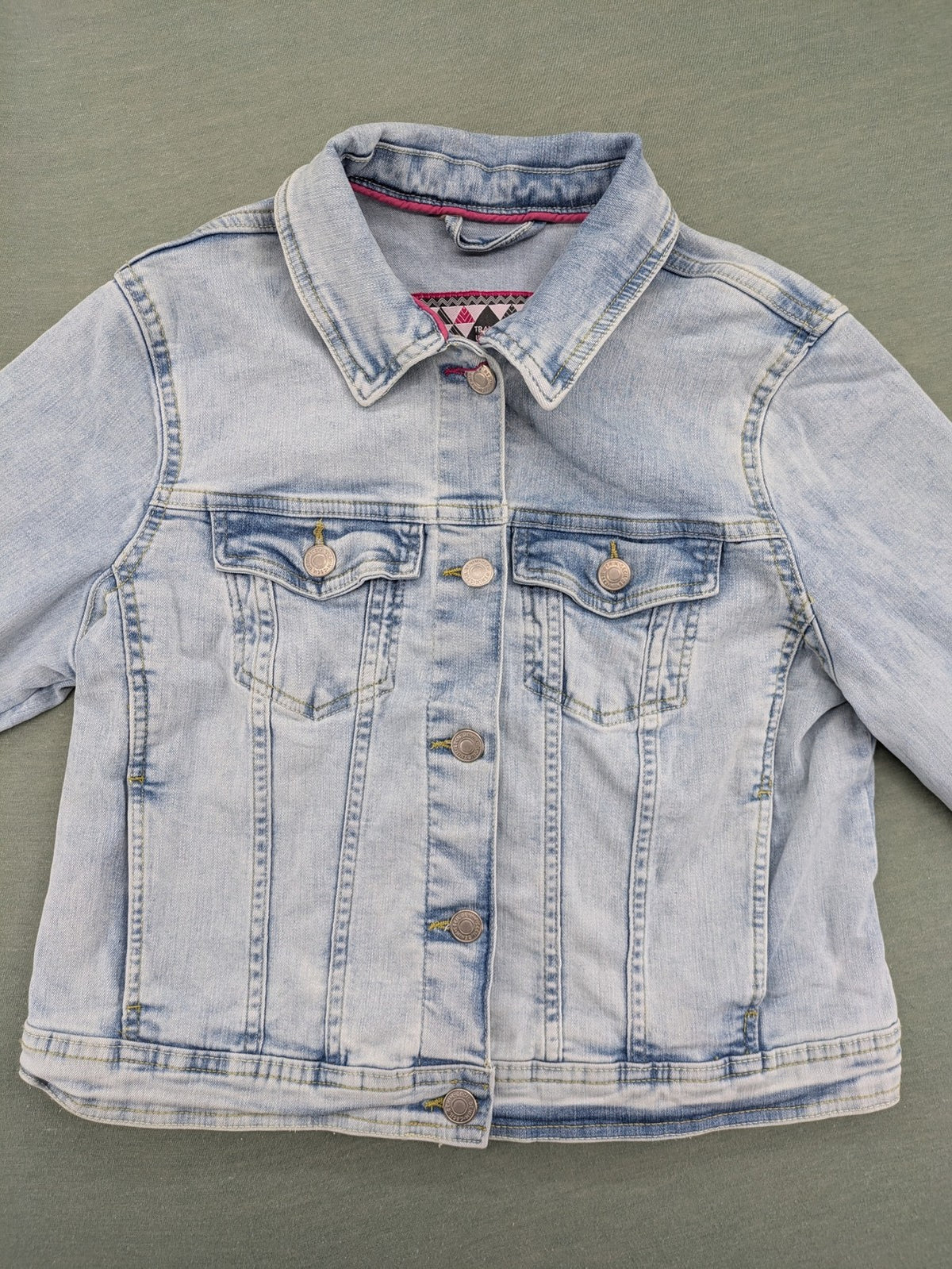 hle blue denim jacket lightwash classic trucker style with pink collar trim and pockets