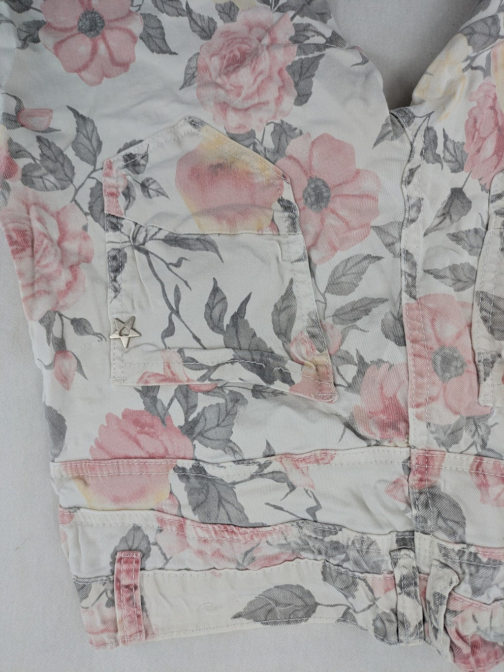Jewelly multi floral print capri jeans with 5-pocket design and stretch cotton blend.