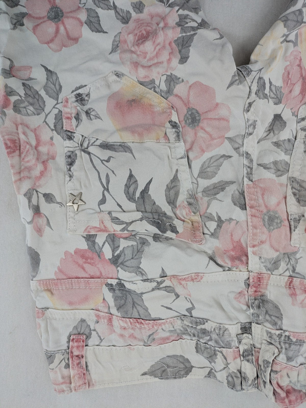 Jewelly multi floral print capri jeans with 5-pocket design and stretch cotton blend.