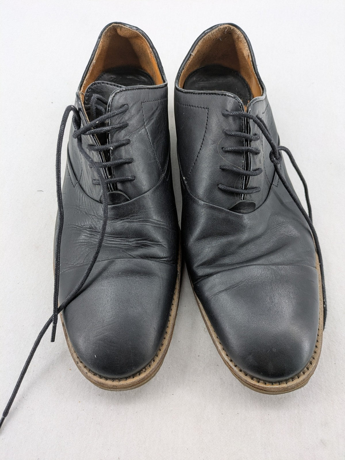 Zara Man black leather Oxford shoes with classic silhouette and durable modern sole.