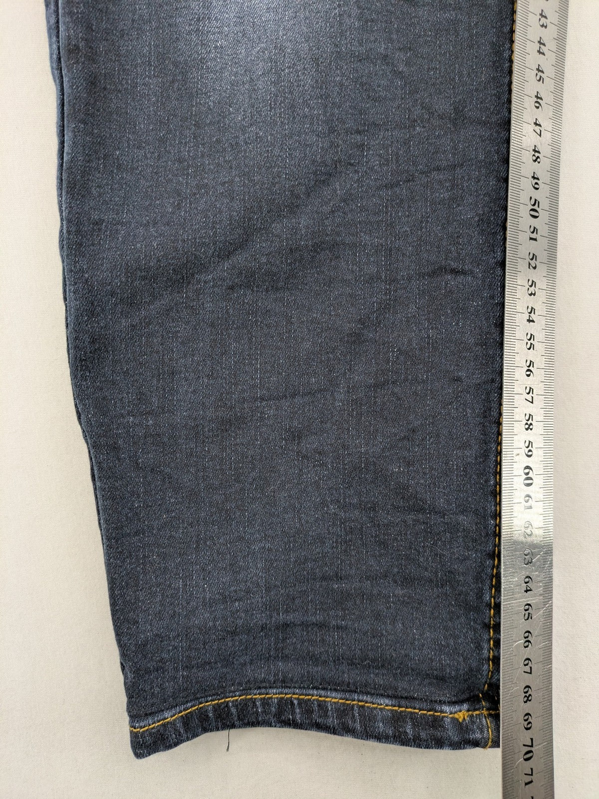 Multiblu blue straight jeans medium waist used look 5-pocket design with button and zipper.