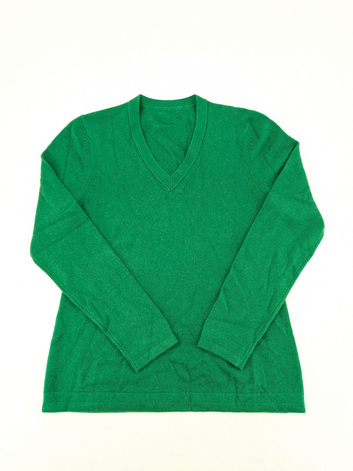 Pullover green cashmere turtle neck jumper with classic V-neck and long sleeves.