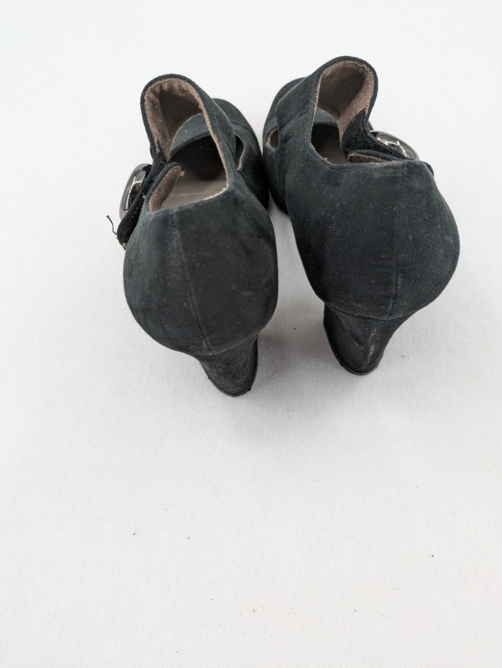 Elegante black high heels Mary Jane style with decorative button and block heel.