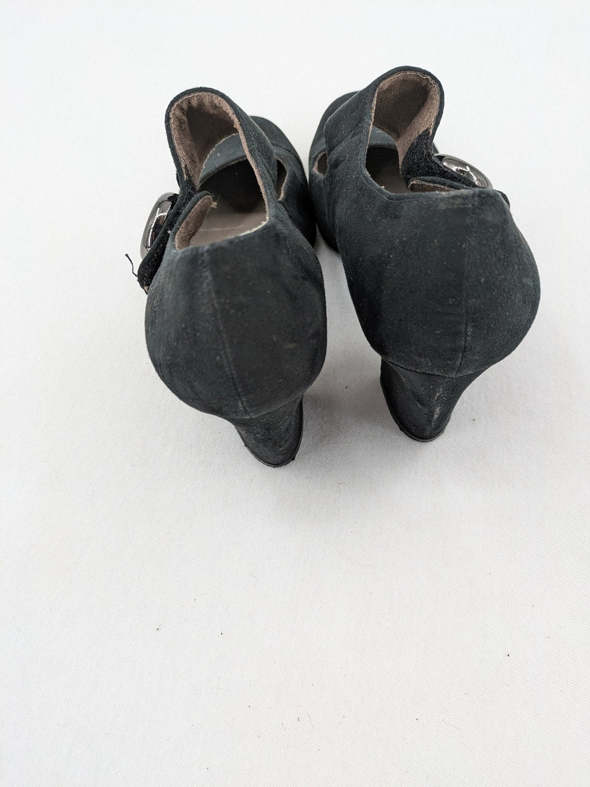 Elegante black high heels Mary Jane style with decorative button and block heel.