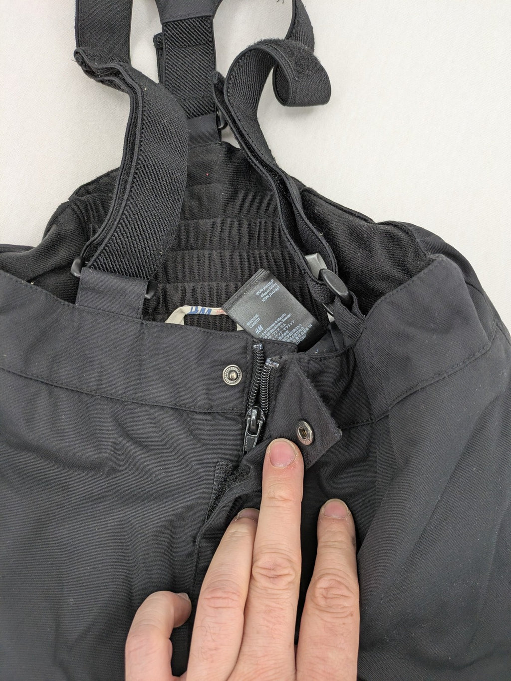 H&M grey snow overalls with adjustable straps and front zipper, durable winter wear.