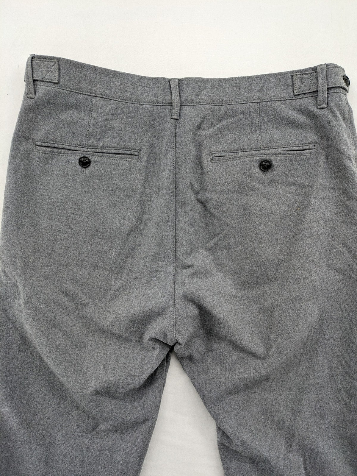 Zara pink pants with button and zipper closure, featuring side pockets and elegant design.