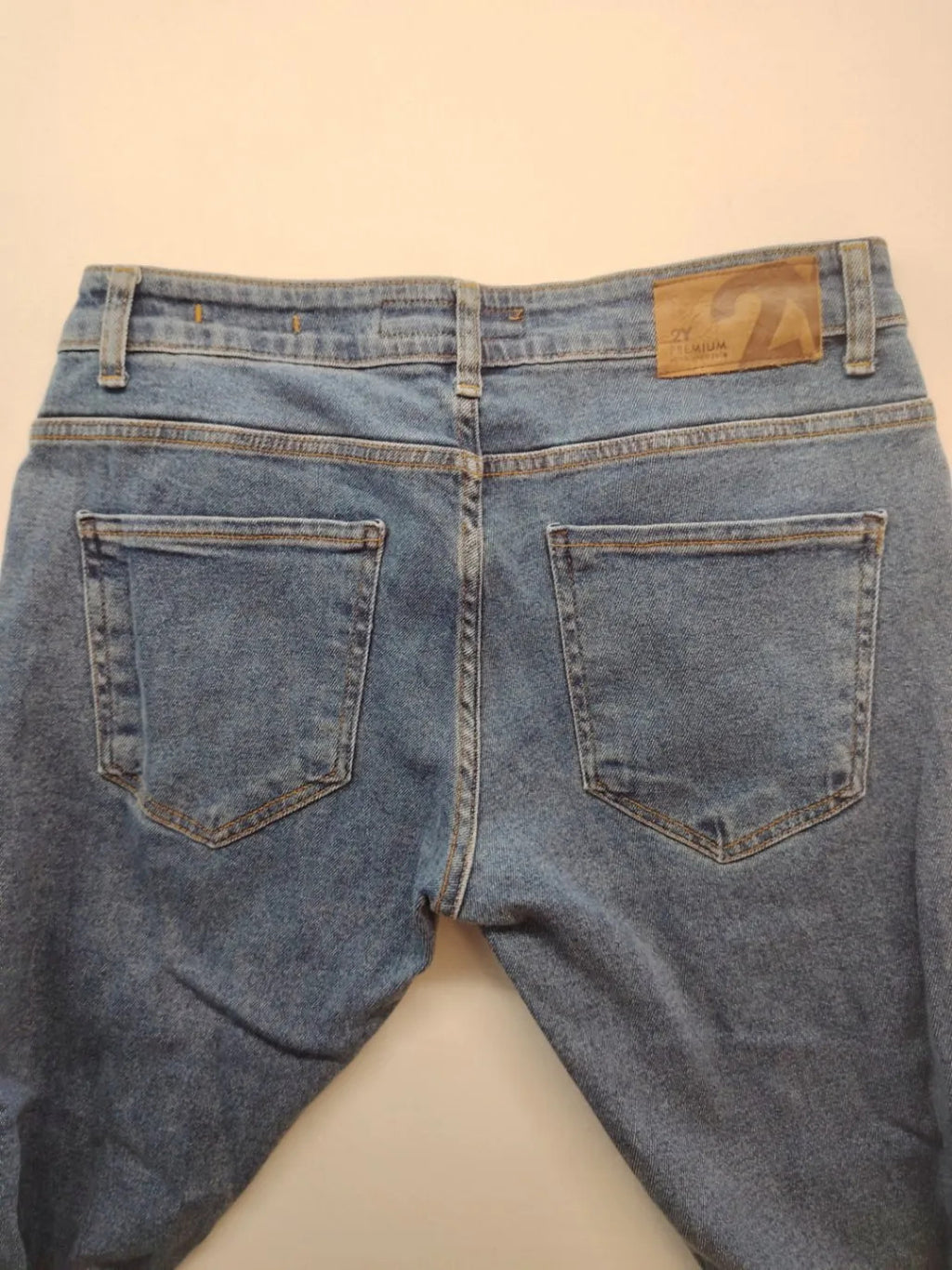Damen blue skinny jeans with ripped details, five-pocket style, and classic button closure.