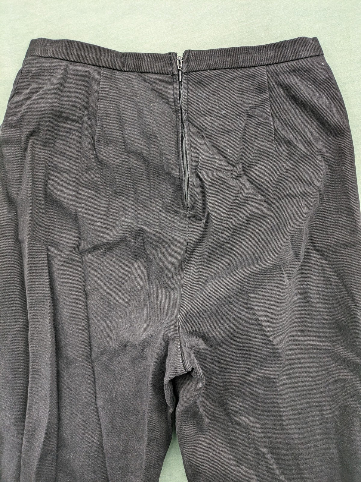 Tailor black culotte pants high waist wide leg with discreet back zipper.