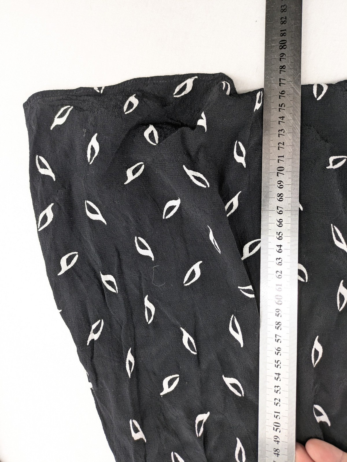 H&M grey and white dress with leaf print, V-neck, long sleeves, elastic cuffs.