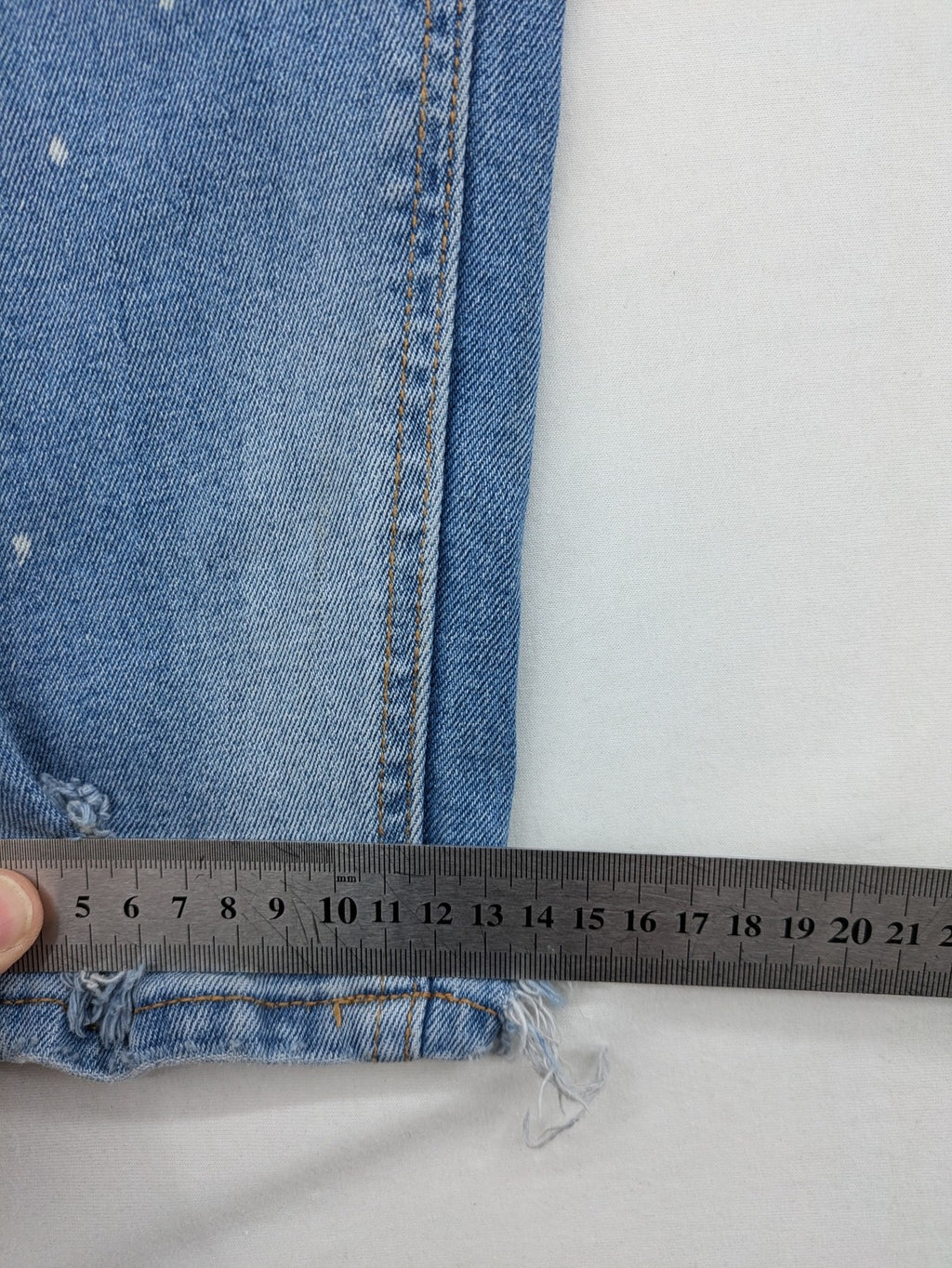 Pull&Bear blue carrot fit jeans with distressed knees and frayed hems.
