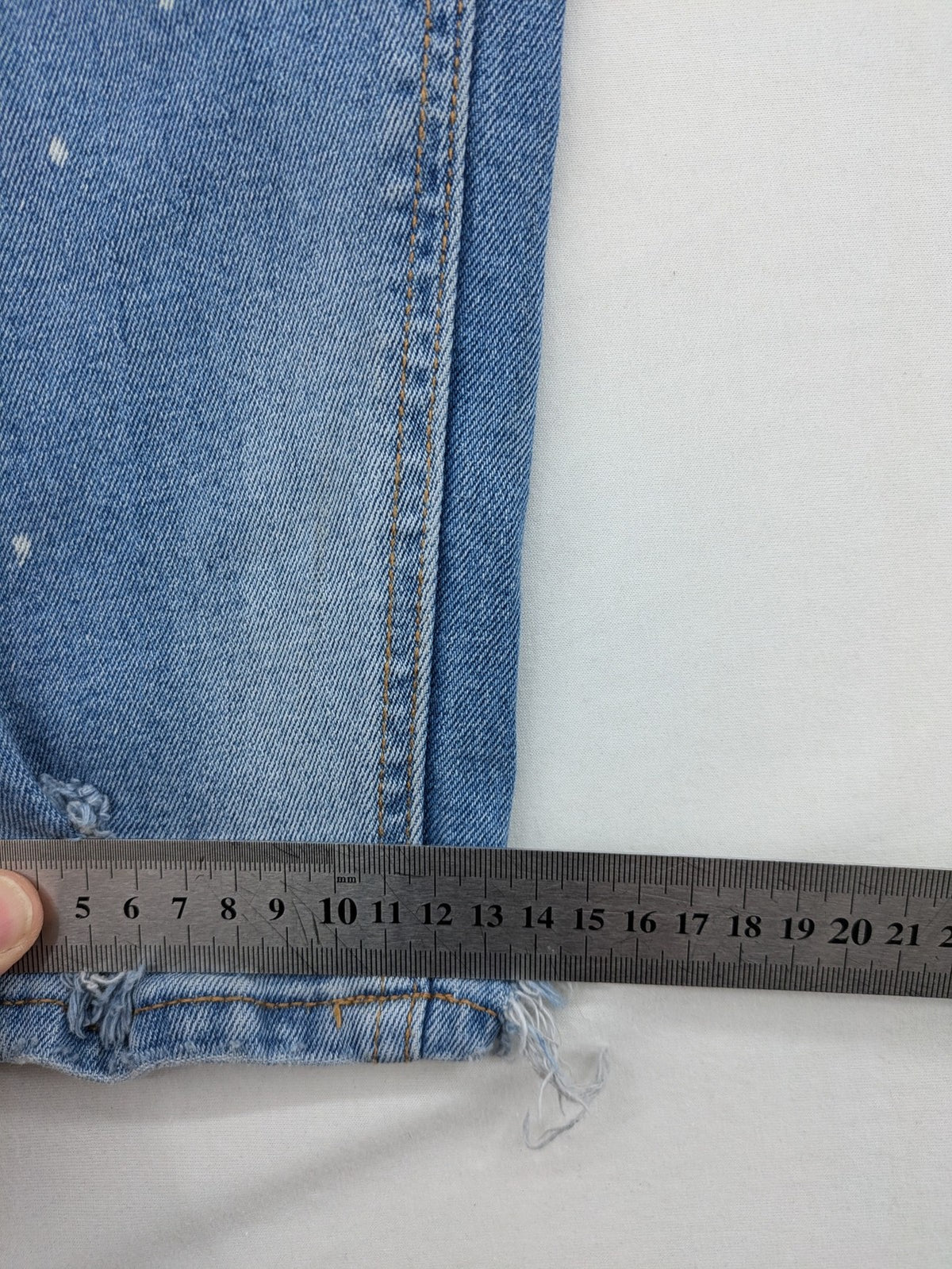 Pull&Bear blue carrot fit jeans with distressed knees and frayed hems.