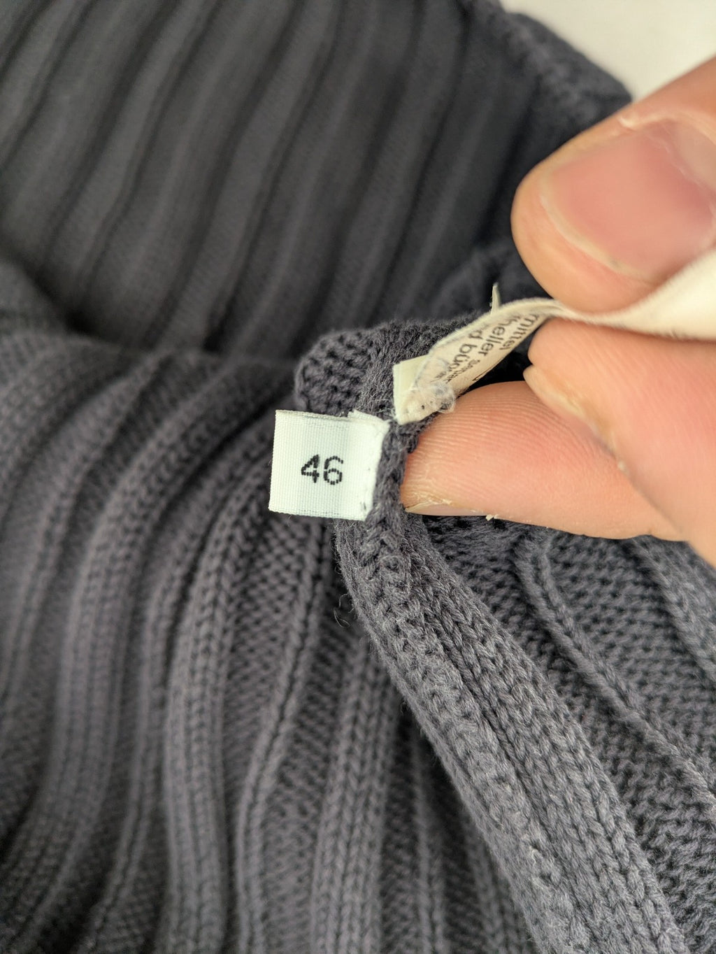 Baumwolle grey turtle neck jumper with cable knit pattern and 3-button collar.