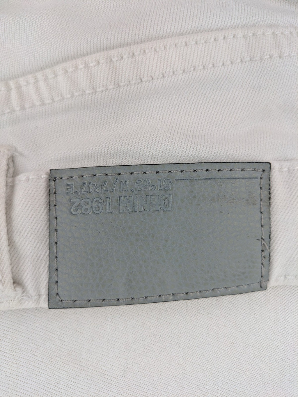 Denim 1982 white skinny jeans with distressed details and classic 5-pocket design.
