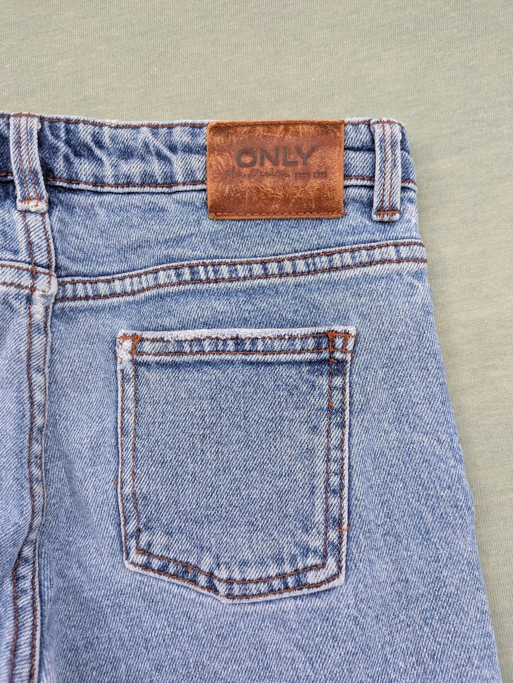 KIDS ONLY blue straight jeans with frayed hem and classic 5-pocket design.