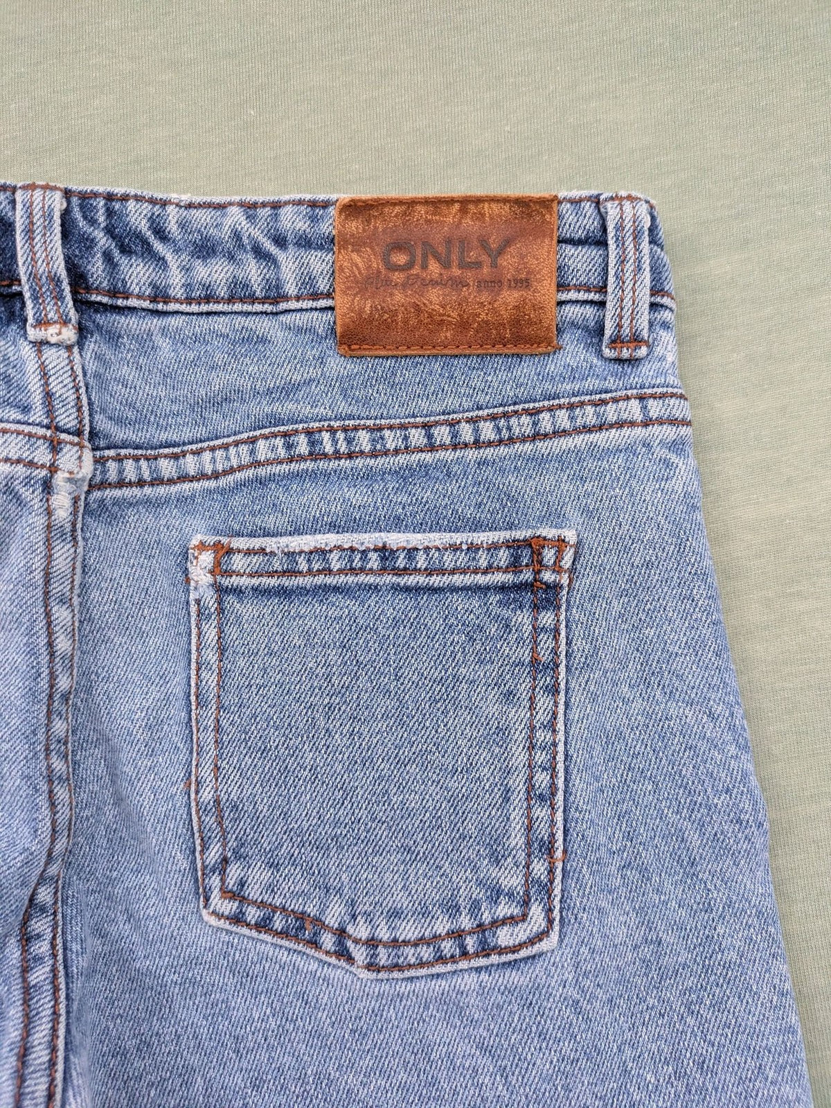 KIDS ONLY blue straight jeans with frayed hem and classic 5-pocket design.