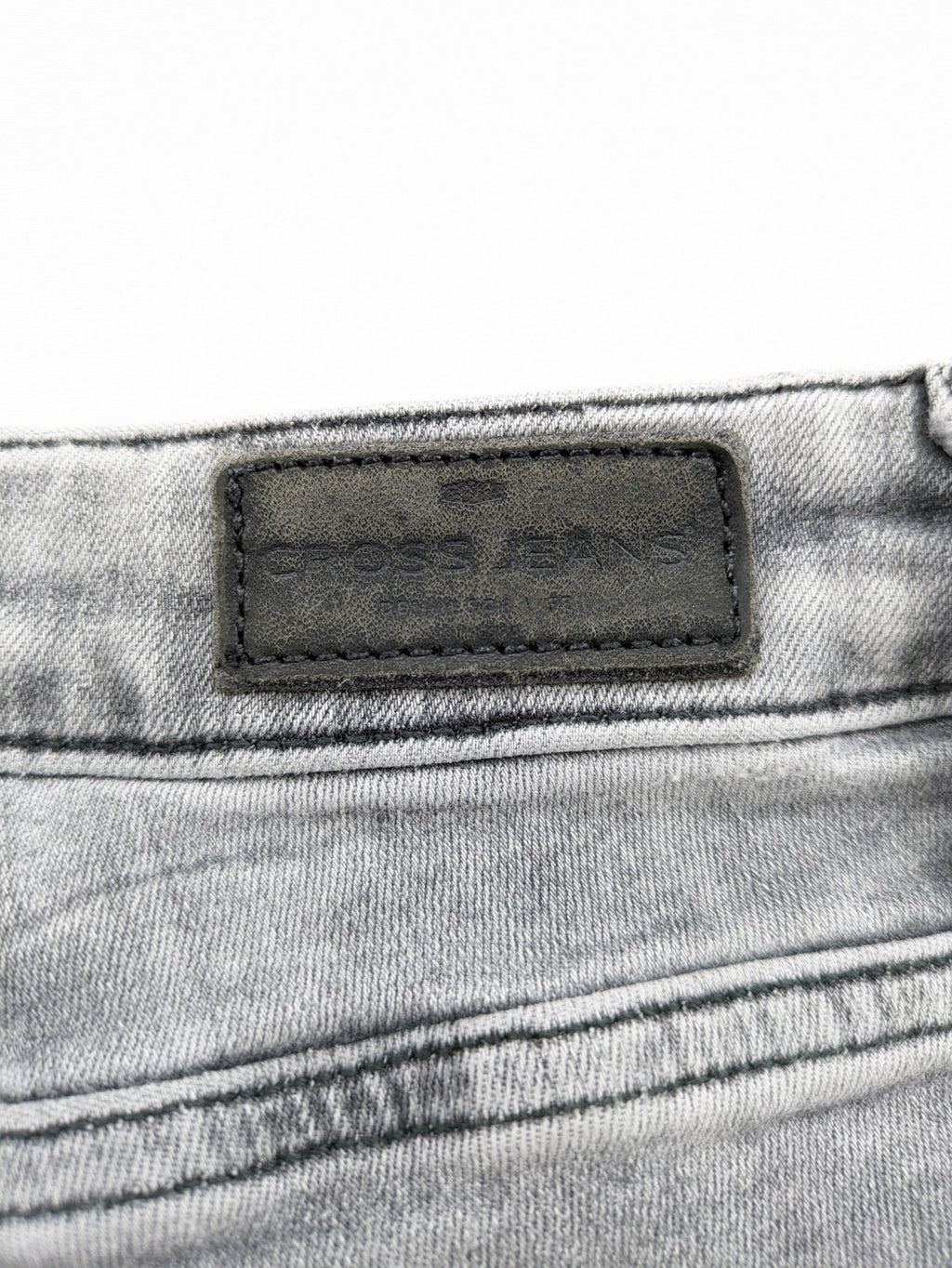 Cross Jeans grey straight jeans slim fit with classic 5-pocket design and used look.