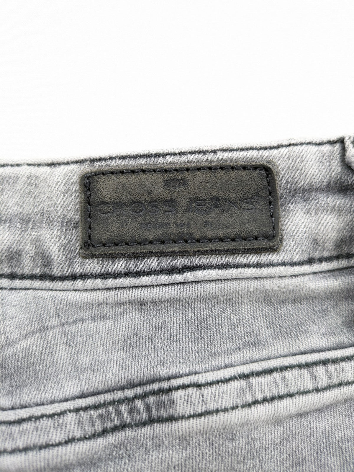 Cross Jeans grey straight jeans slim fit with classic 5-pocket design and used look.
