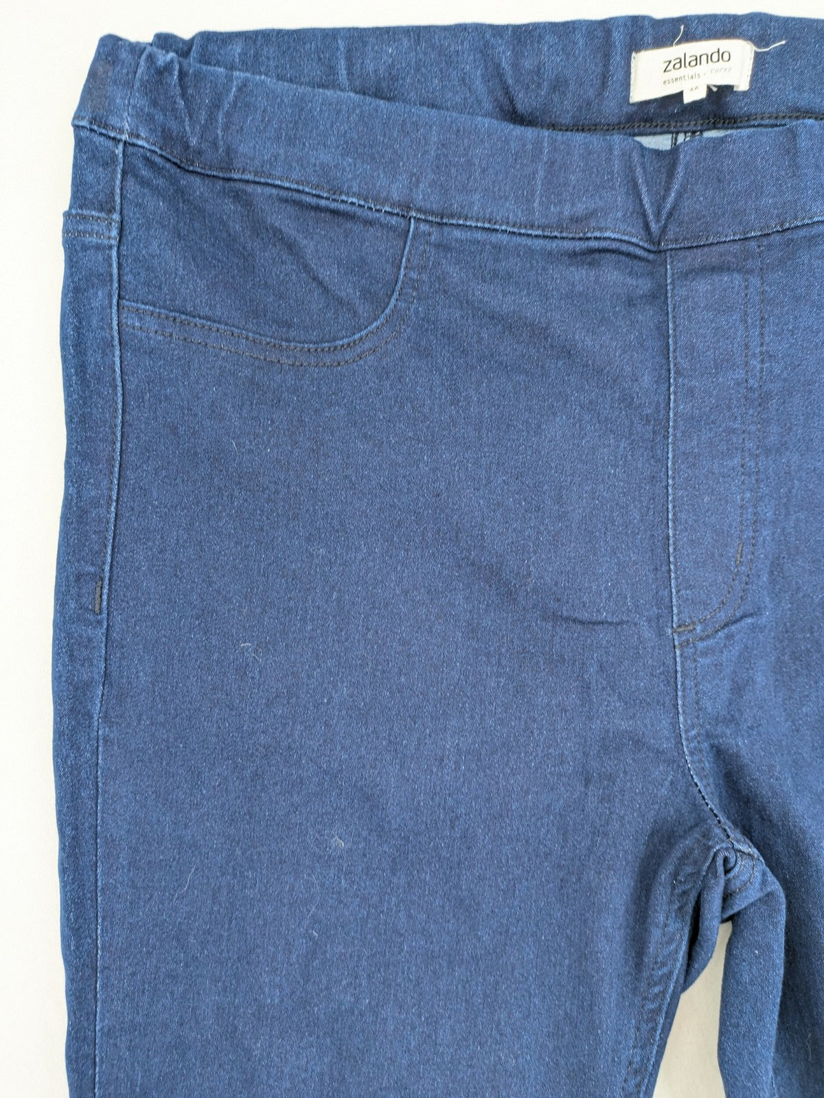 Zalando Essentials blue straight jeans with classic 5-pocket design and elastic waistband.