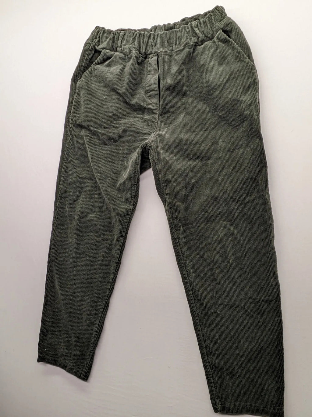 Baumwolle green cord pants with pull-on design and comfortable elastic waistband.