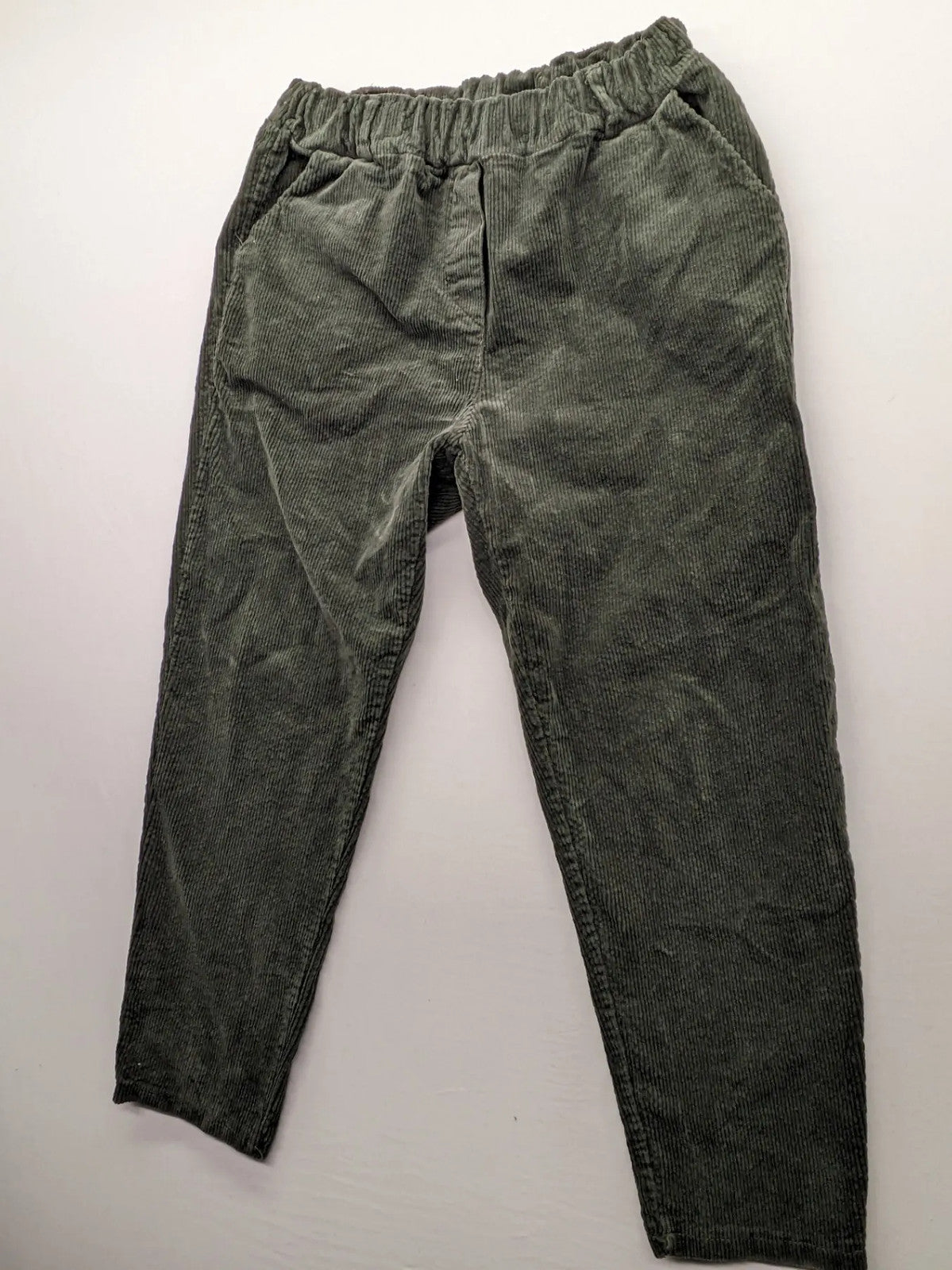 Baumwolle green cord pants with pull-on design and comfortable elastic waistband.
