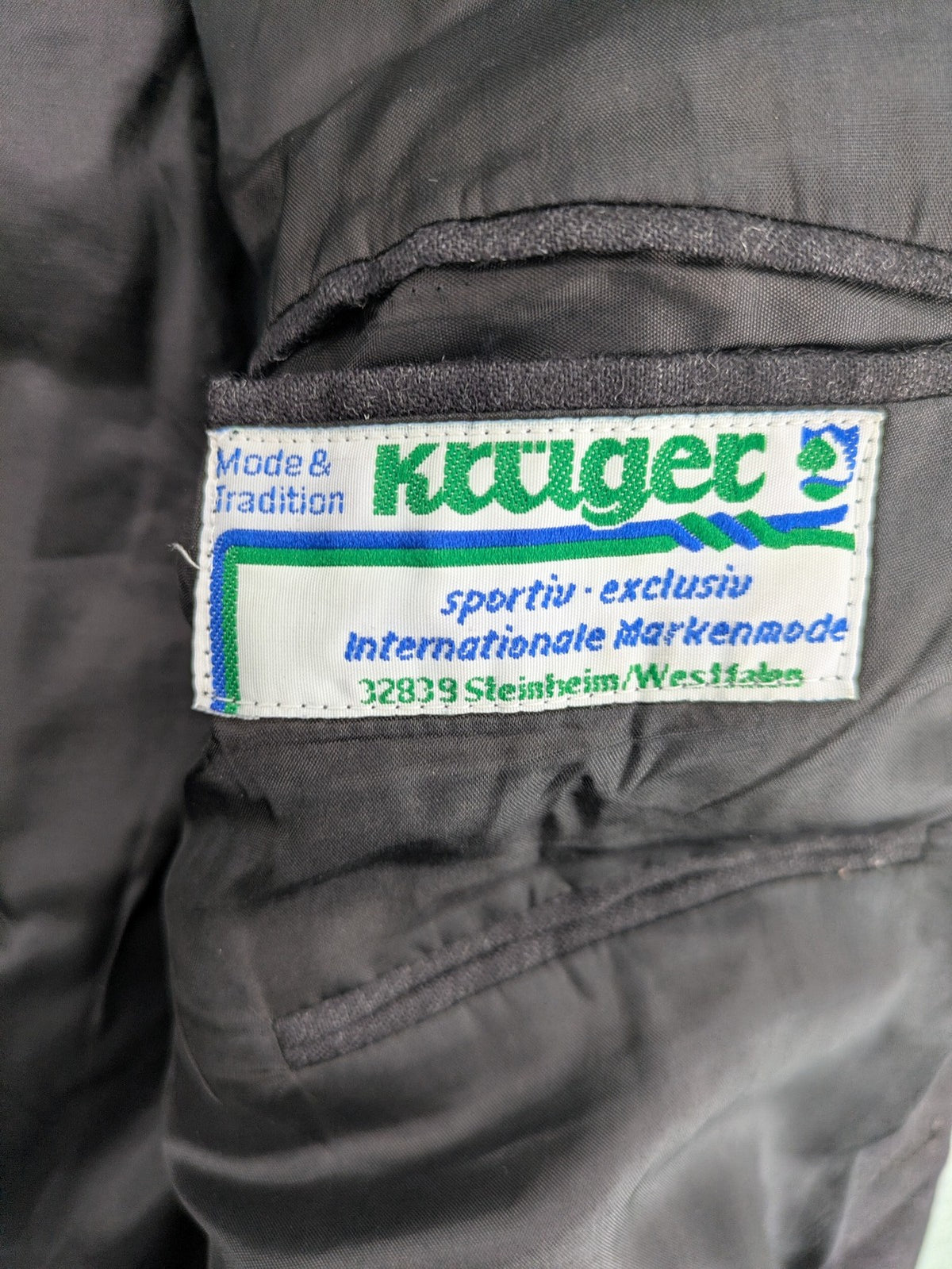 Rofan Tracht grey jacket with green stand-up collar and pockets, made from 100% wool.
