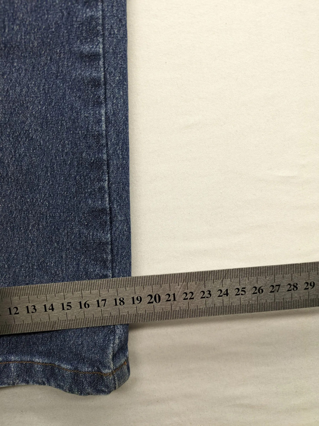 BRAX blue straight jeans with 5-pocket style and classic denim material.