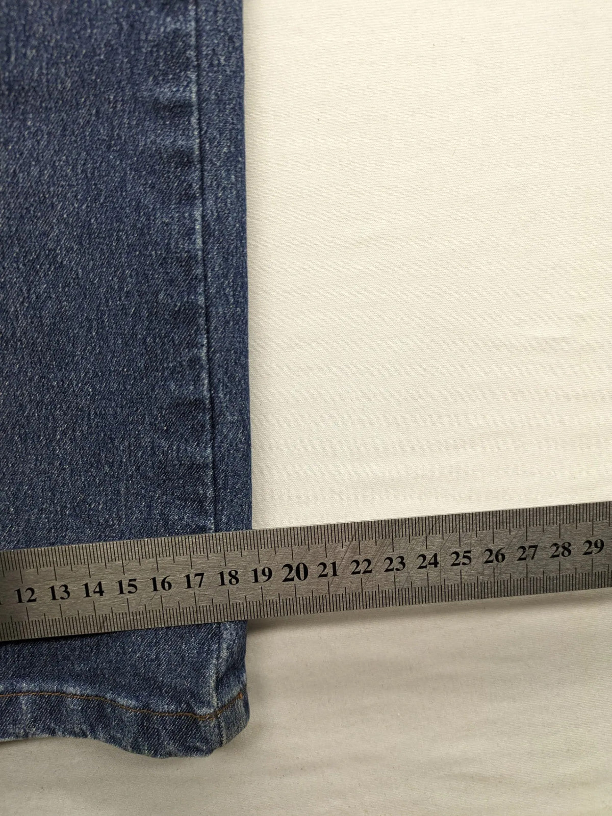 BRAX blue straight jeans with 5-pocket style and classic denim material.