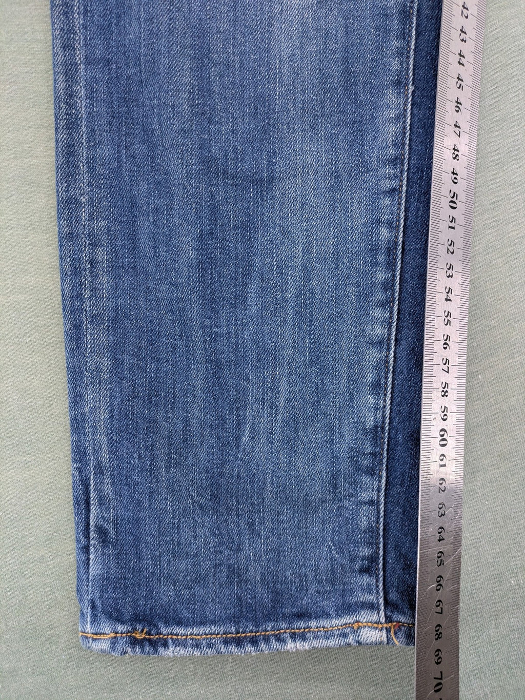 Le Temps des Cerises blue straight jeans, medium wash, 5-pocket design, Candiani denim.