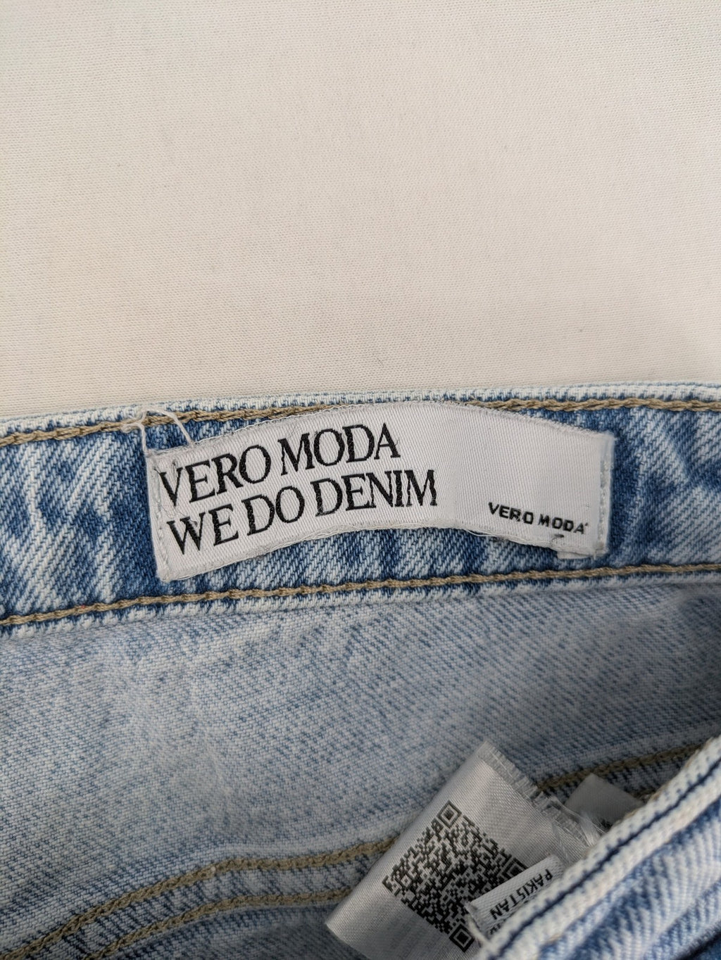 Vero Moda blue wide leg high waist jeans, classic 5-pocket design, washed denim.