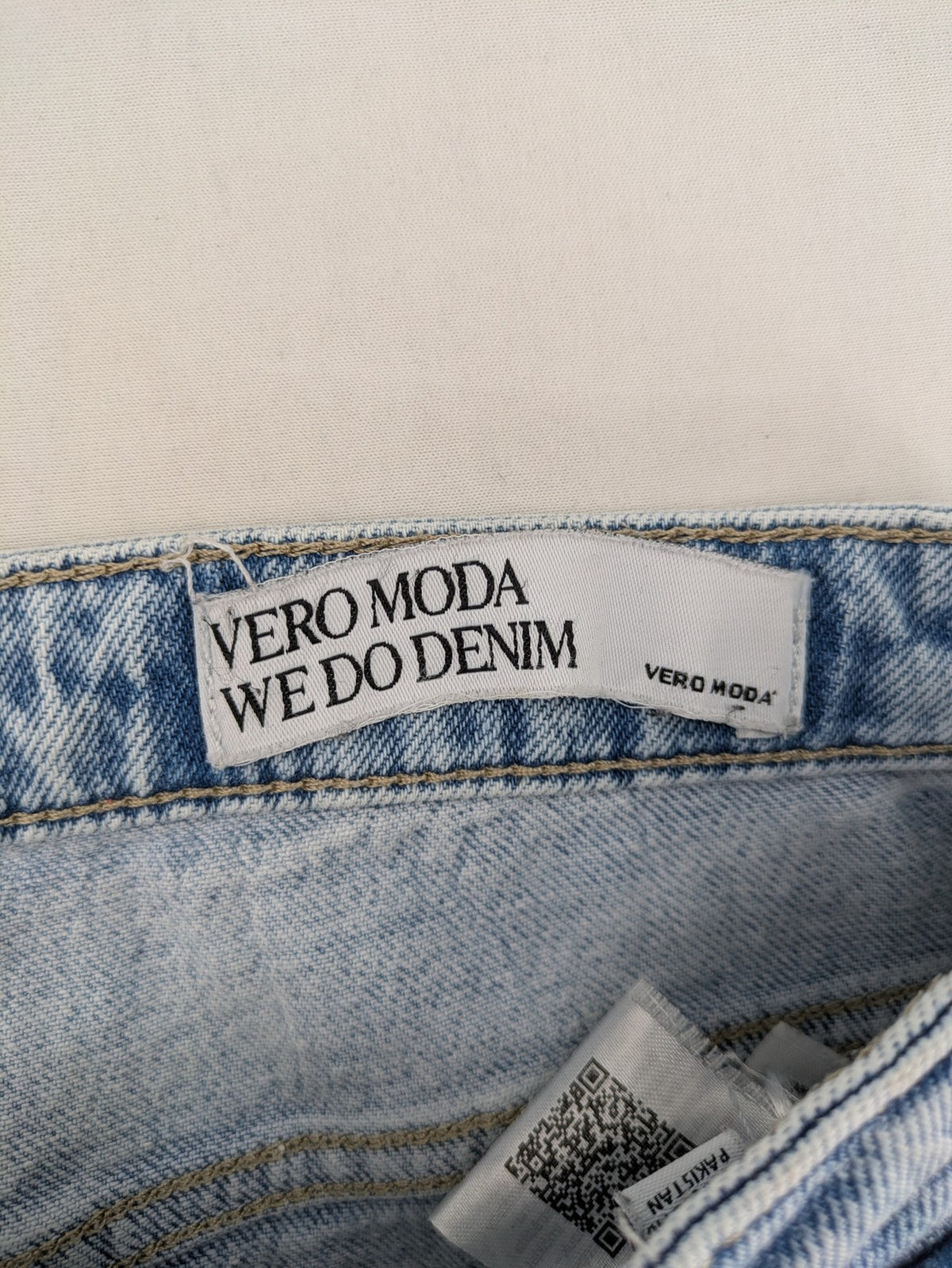 Vero Moda blue wide leg high waist jeans, classic 5-pocket design, washed denim.