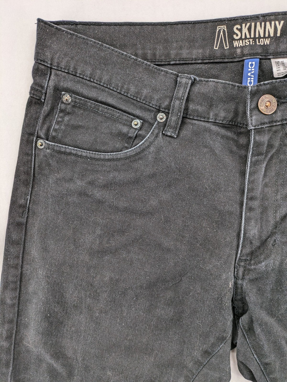H&M Divided black skinny jeans low waist 5-pocket style with stretch denim material.