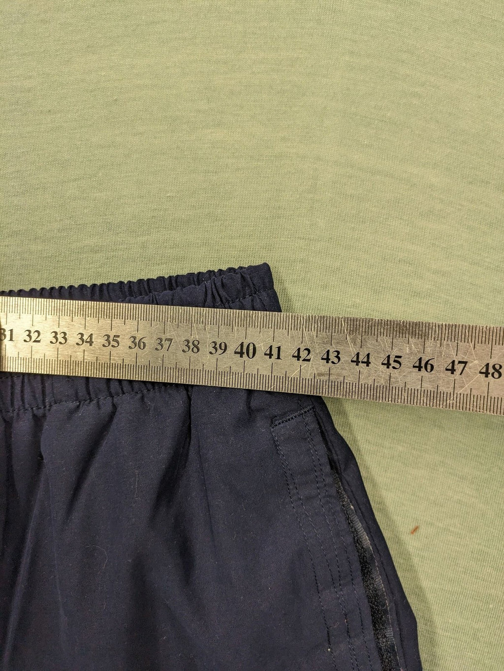 Muster multi swim shorts dark blue with vibrant Hawaii floral pattern and elastic waistband.