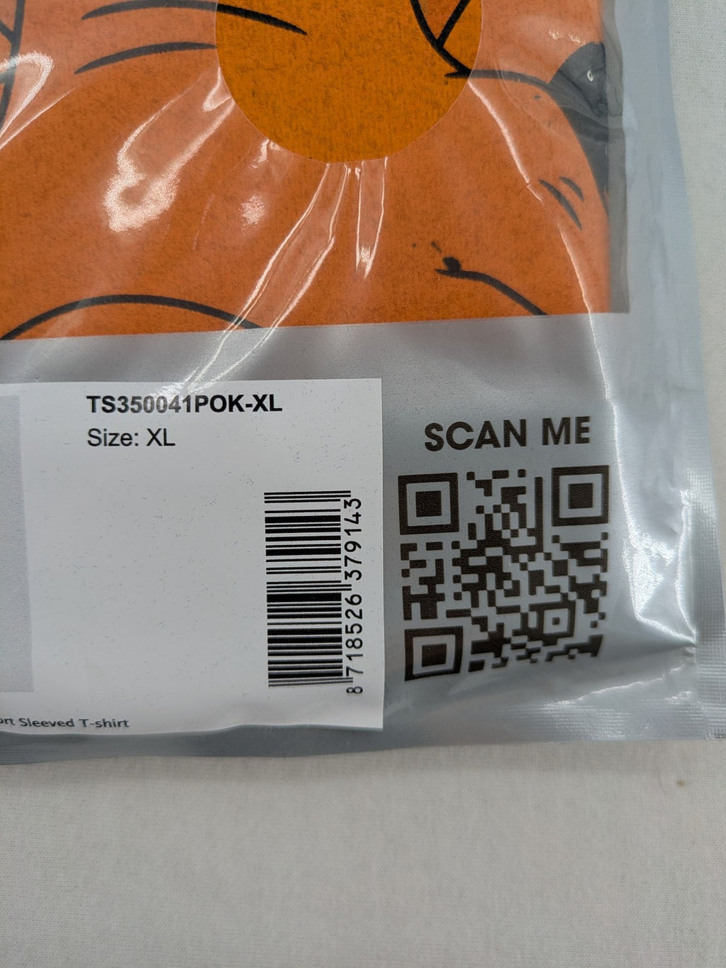 Herren orange T-Shirt mit großem Glurak Grafikdesign auf schwarzem Hintergrund.