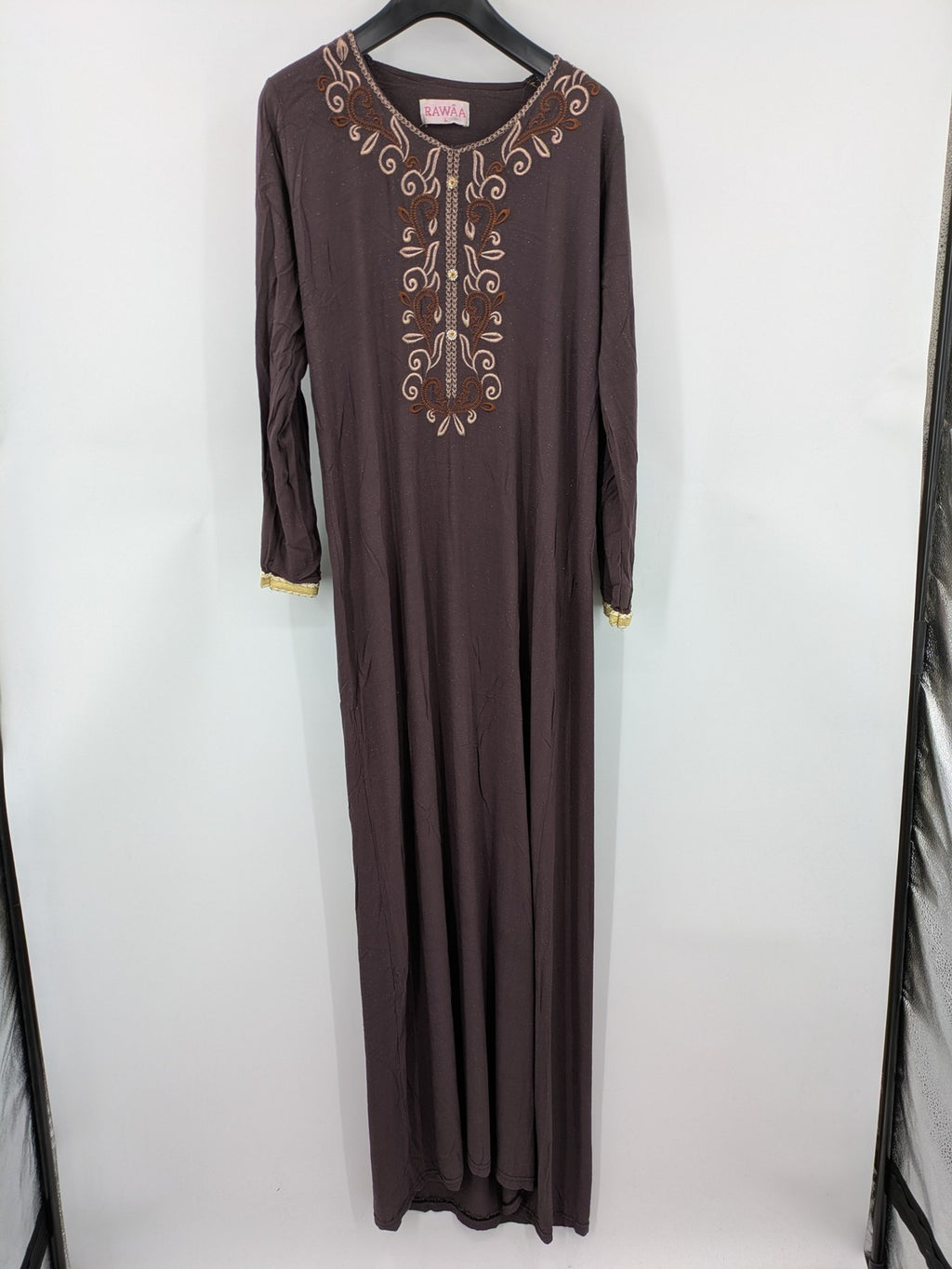 RAWAA gold maxikleid kaftan mit floraler Stickerei und glitzerndem Material, lange Ärmel.