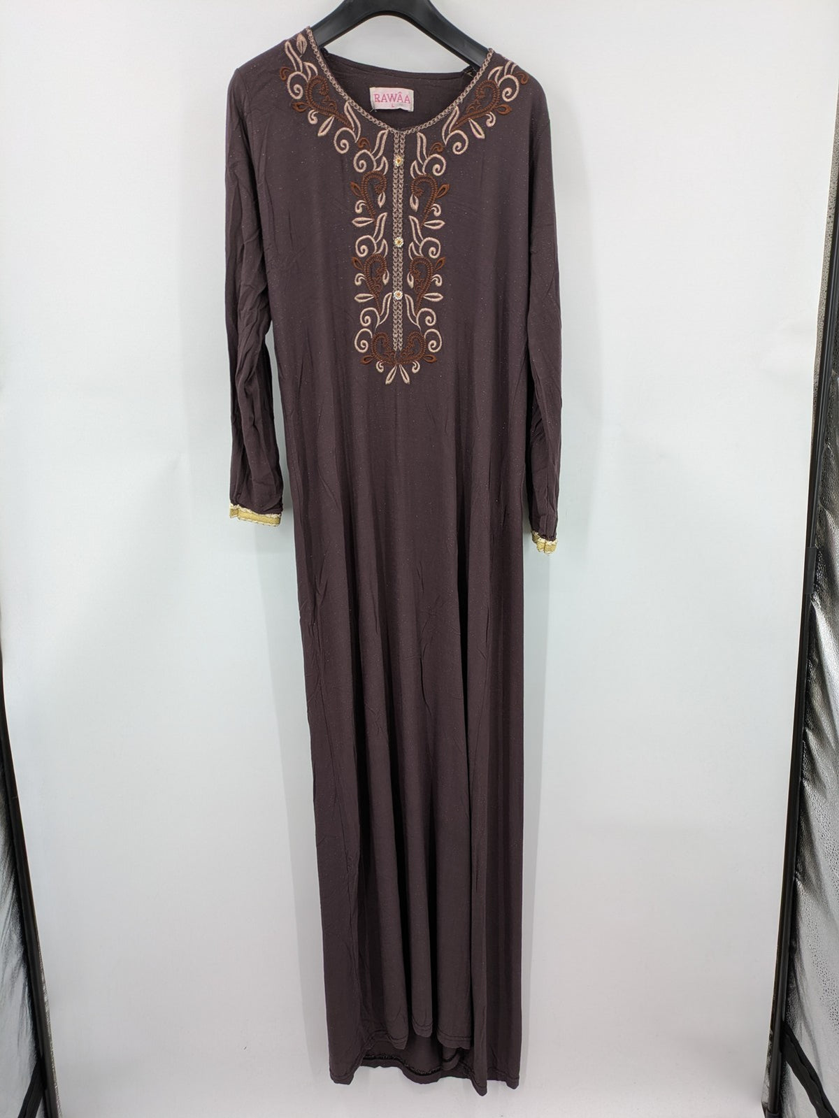 RAWAA gold maxikleid kaftan mit floraler Stickerei und glitzerndem Material, lange Ärmel.