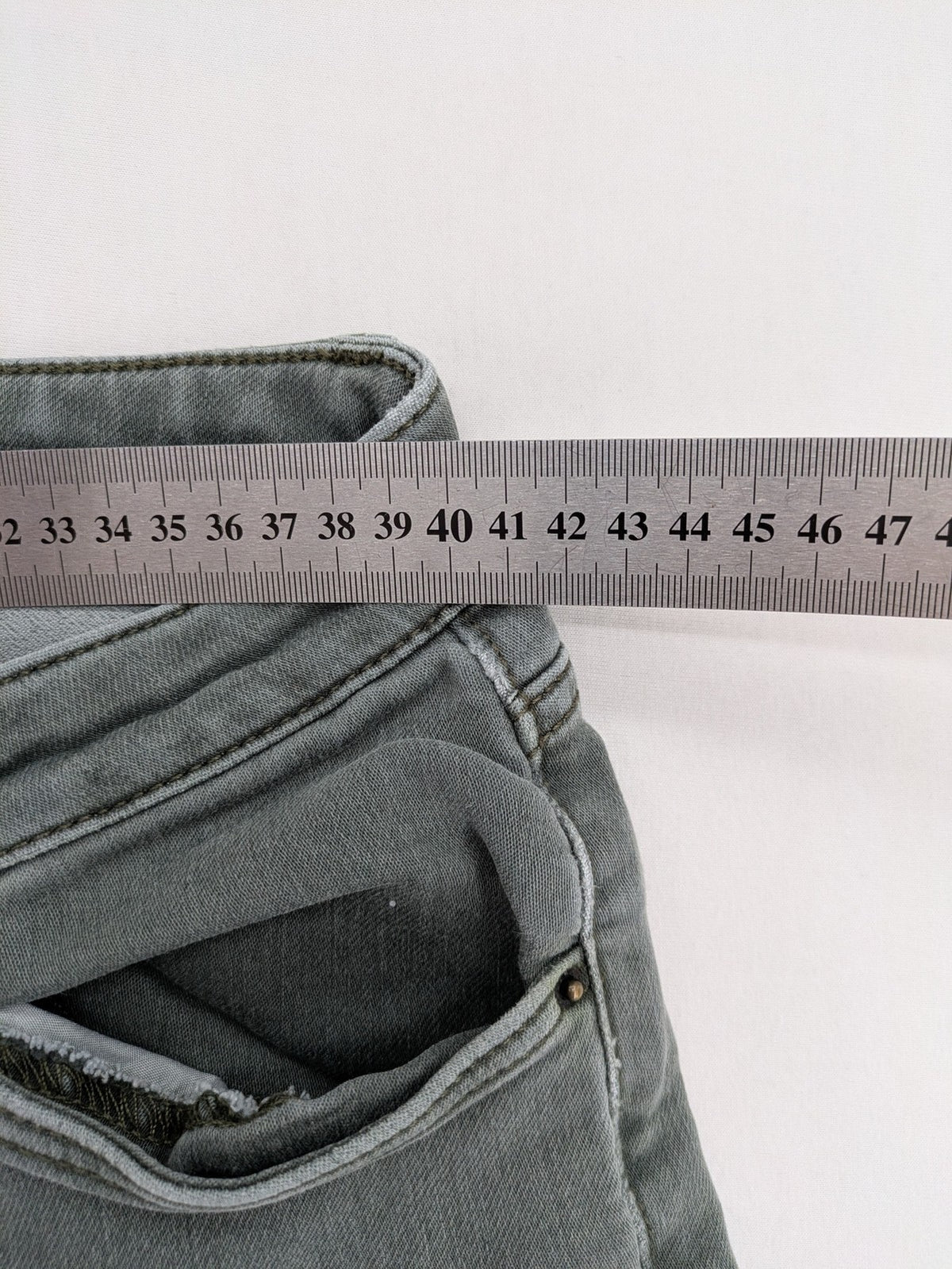 C&A grey skinny jeans with classic 5-pocket design and stretch cotton blend.