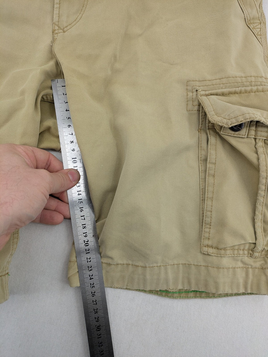 Angelo Litrico beige cargo shorts with multiple pockets and durable cotton material.