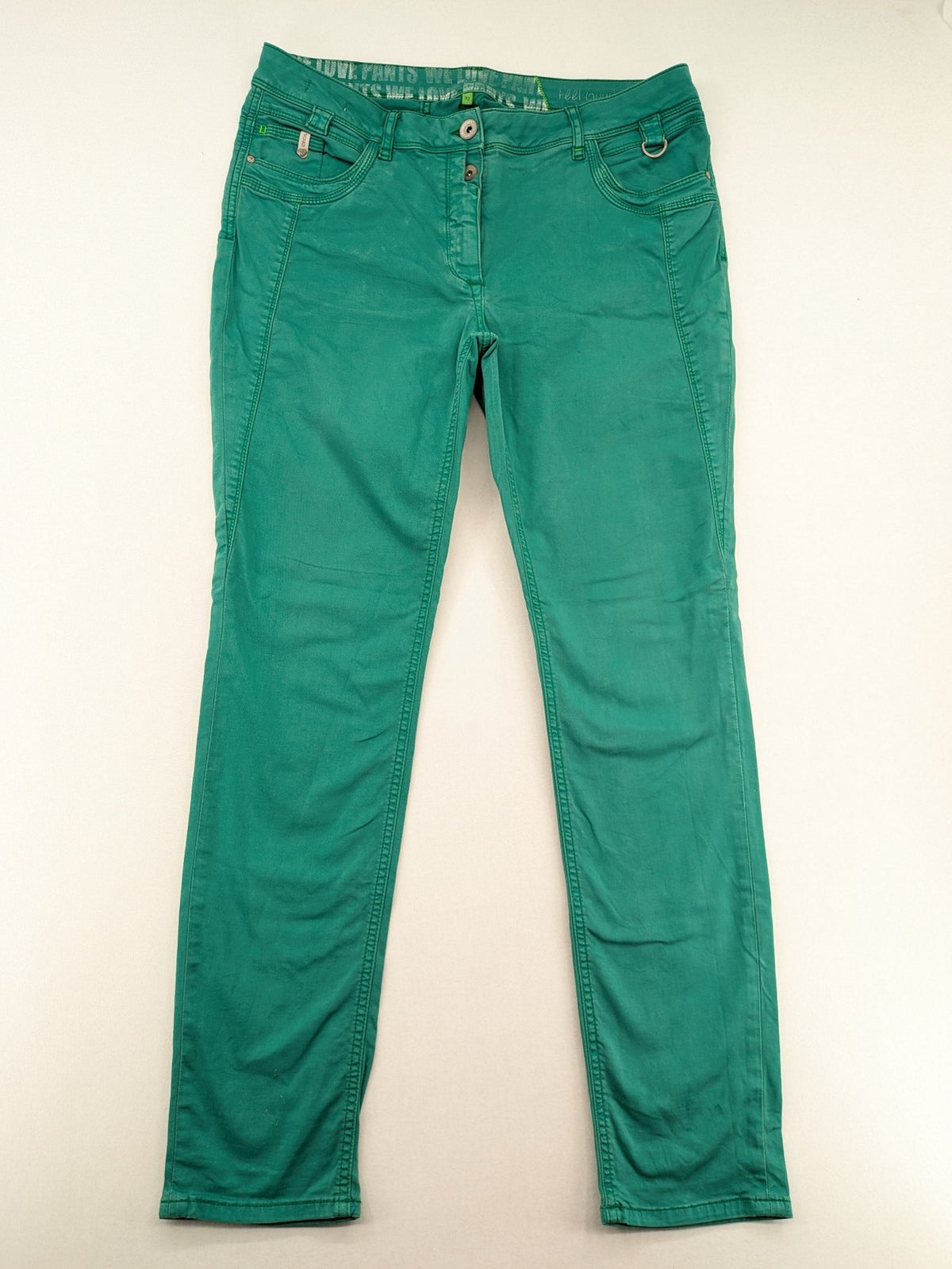 Cecil green straight jeans with classic 5-pocket design and distinctive stitching details.
