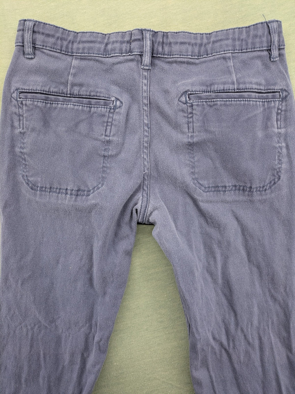 Baumwolle blue pants with adjustable waistband, classic zip fly, and front pockets.