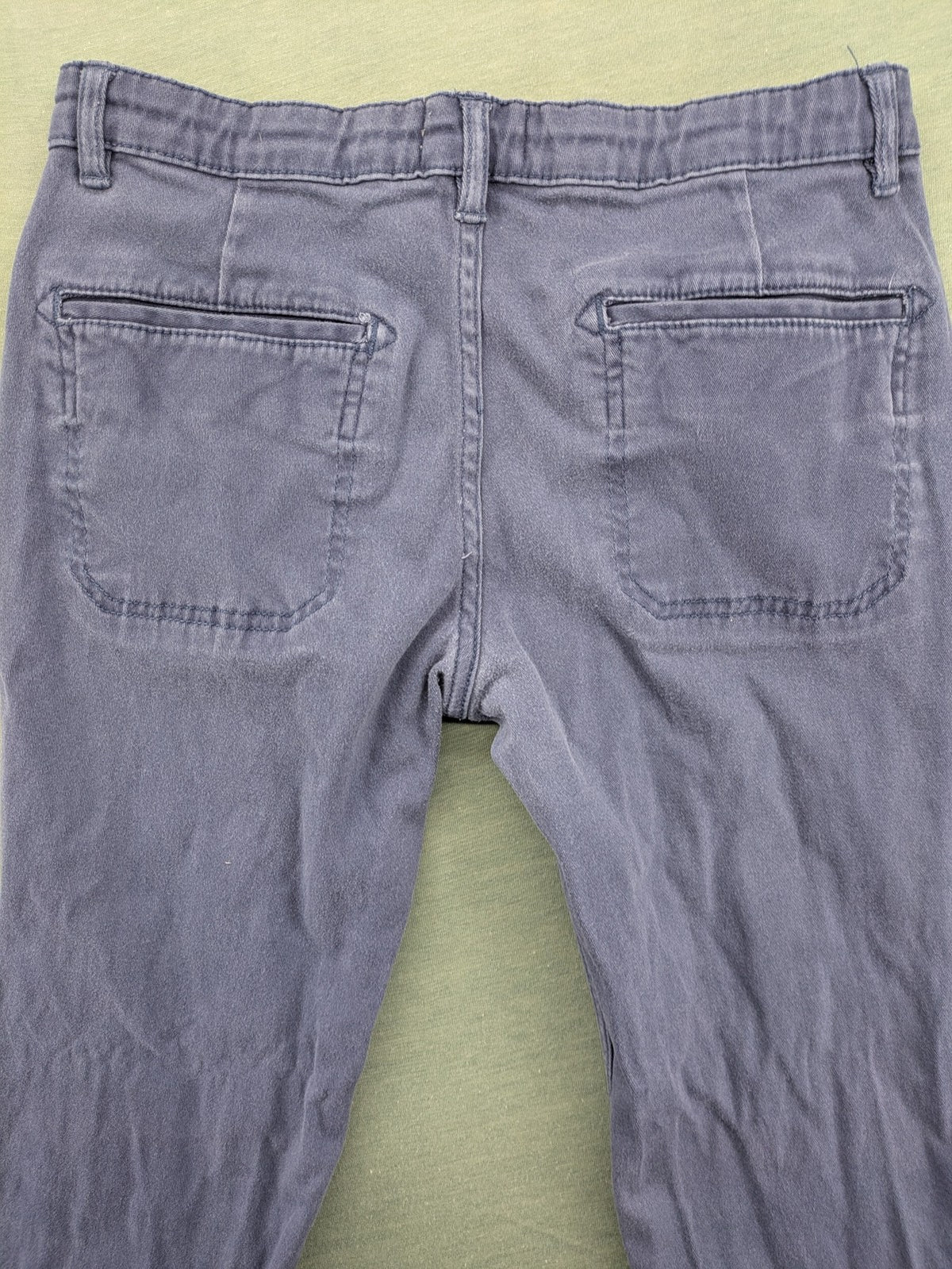 Baumwolle blue pants with adjustable waistband, classic zip fly, and front pockets.