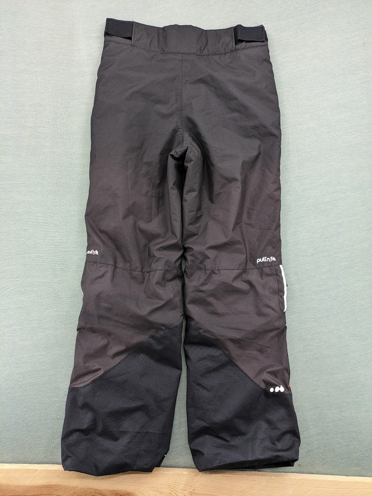 Wed'ze black ski pants with adjustable waistband, zip pockets, and Pull'n'Fit system.