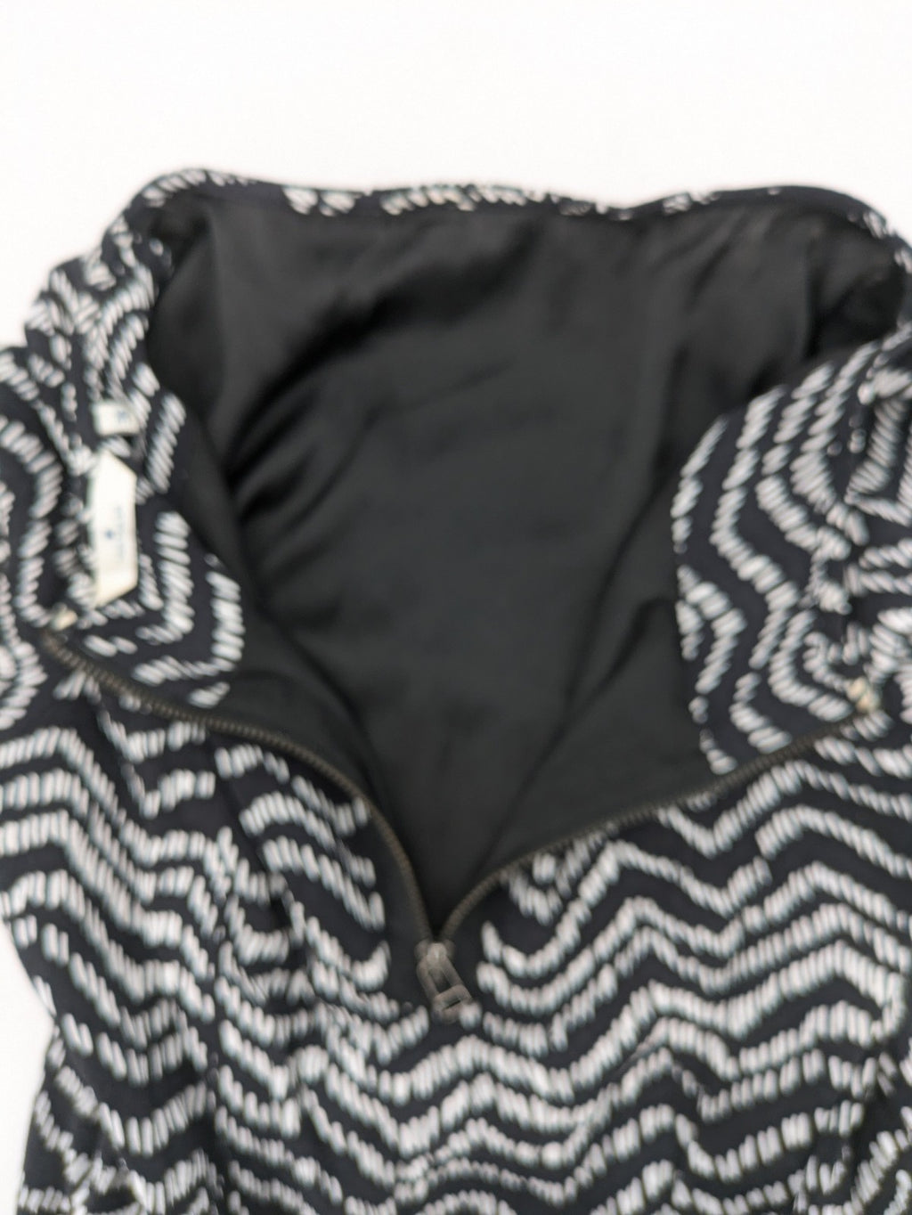 Tom Tailor black and white patterned dress with short sleeves and zigzag design.