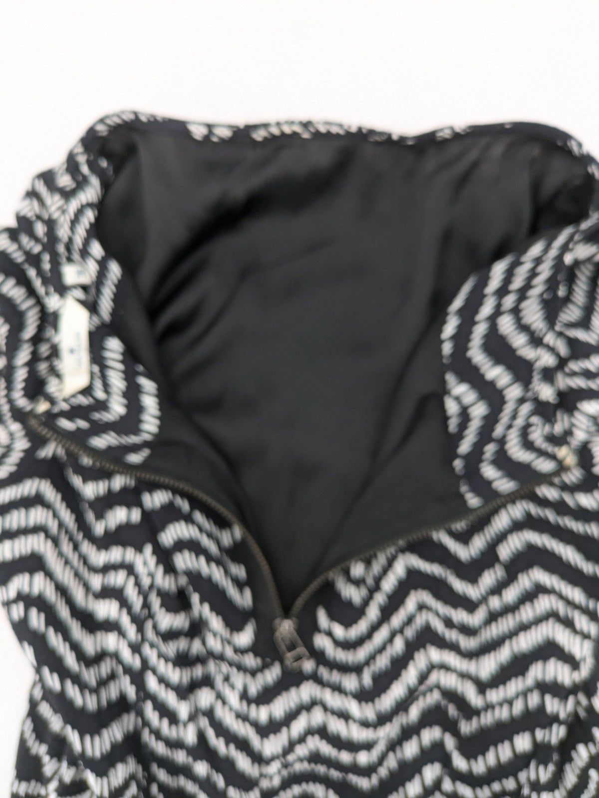 Tom Tailor black and white patterned dress with short sleeves and zigzag design.
