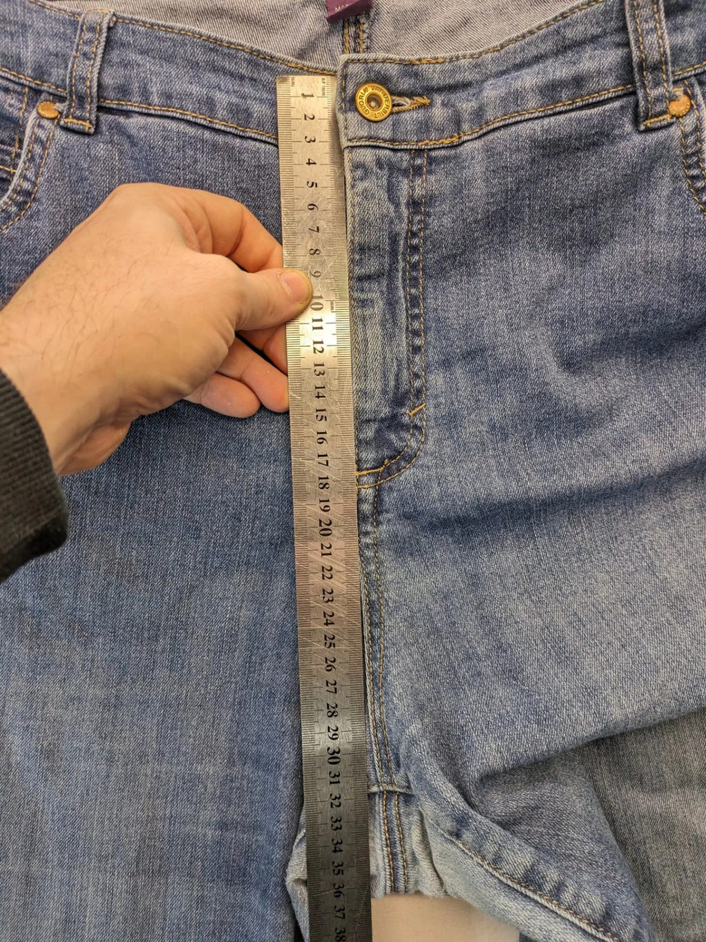 Gloria Vanderbilt blue straight jeans with slimming effect, made of stretch denim.