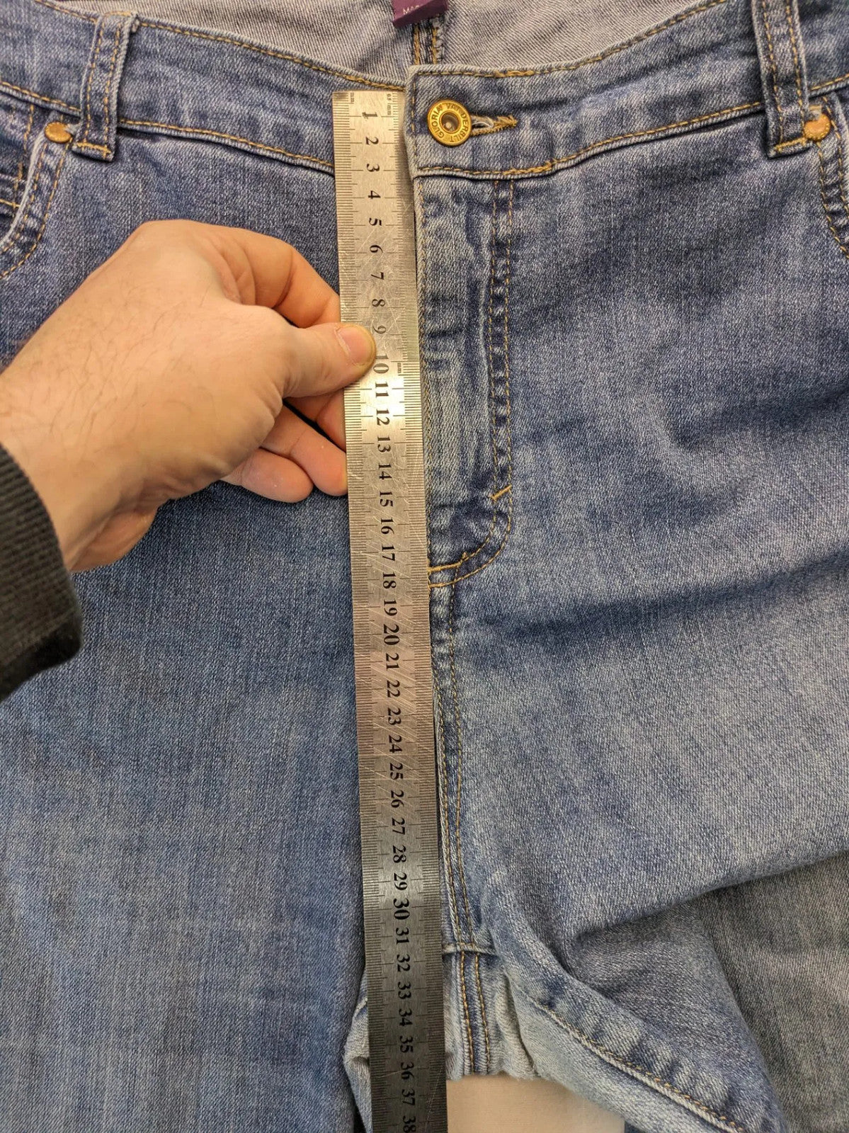 Gloria Vanderbilt blue straight jeans with slimming effect, made of stretch denim.