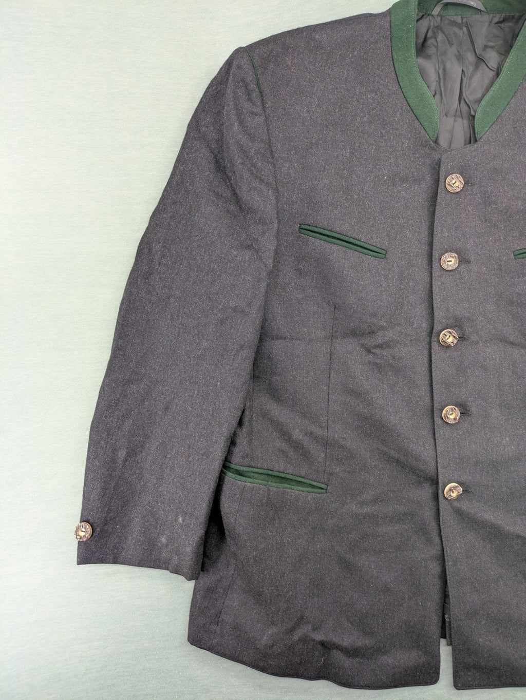 Rofan Tracht grey jacket with green stand-up collar and pockets, made from 100% wool.