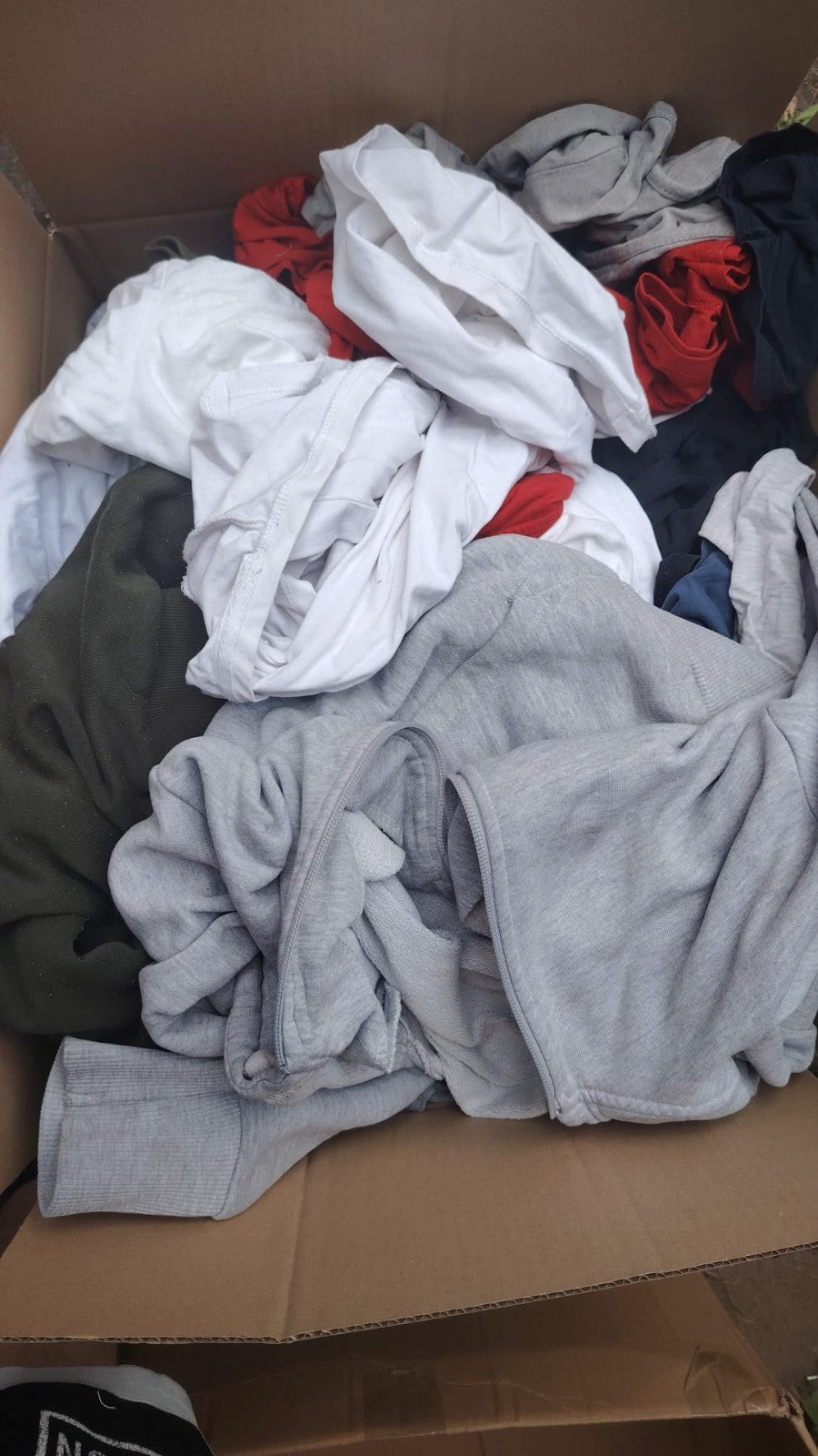 Hoodies white pullover cotton and polyester, suitable for print-on-demand and textile printing.